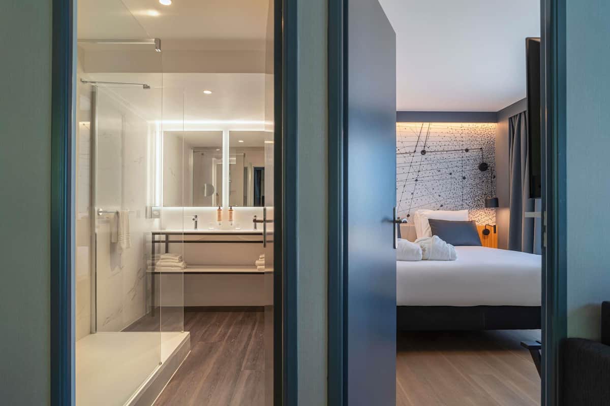 Ropa de cama de alta calidad, escritorio y cortinas blackout