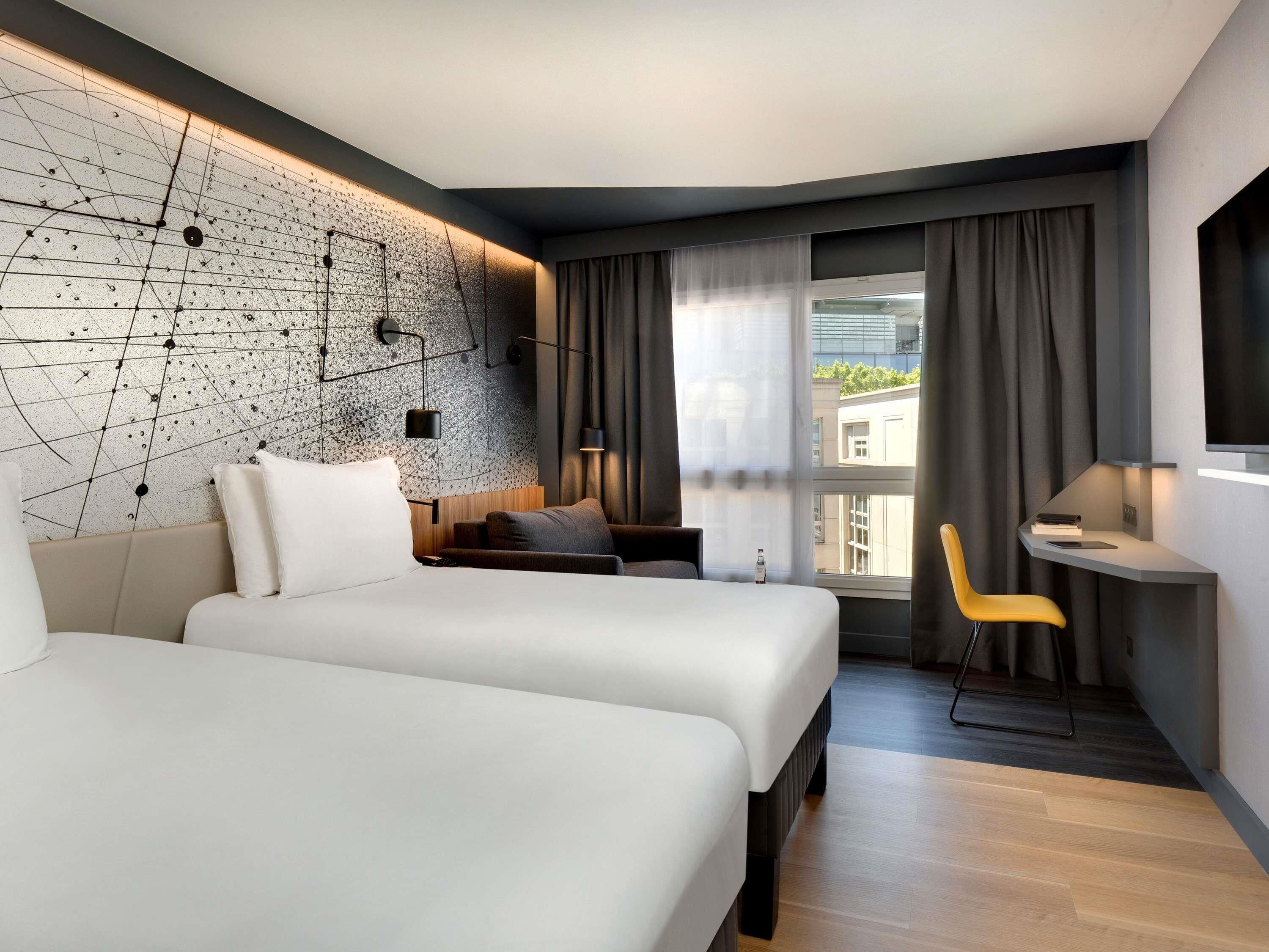 Quarto duplo standard, 2 camas de solteiro | Roupas de cama premium, escrivaninha, cortinas blackout