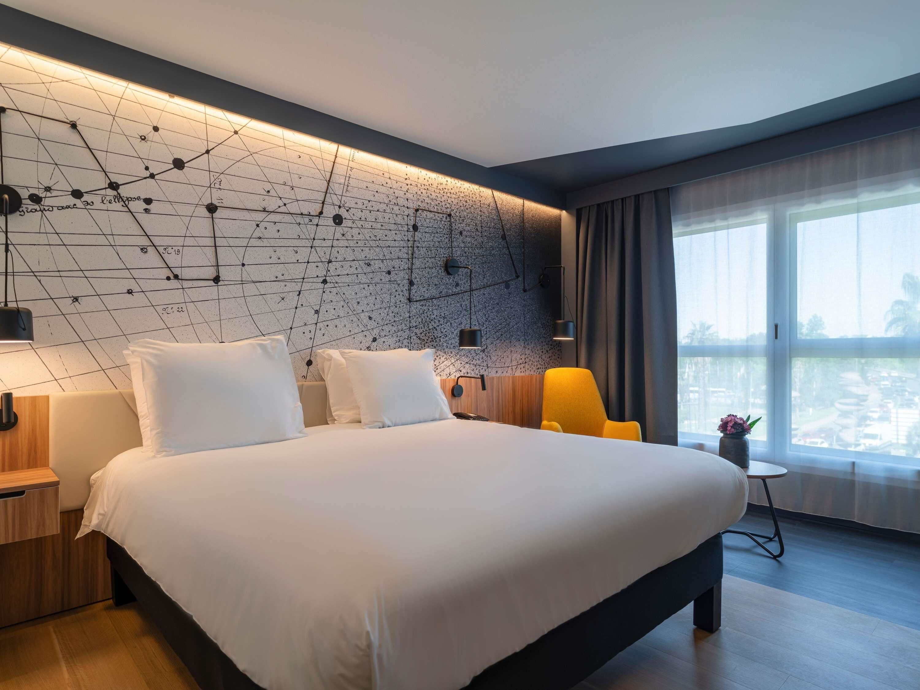 Ylelliset vuodevaatteet, työpöytä, pimennysverhot, äänieristys