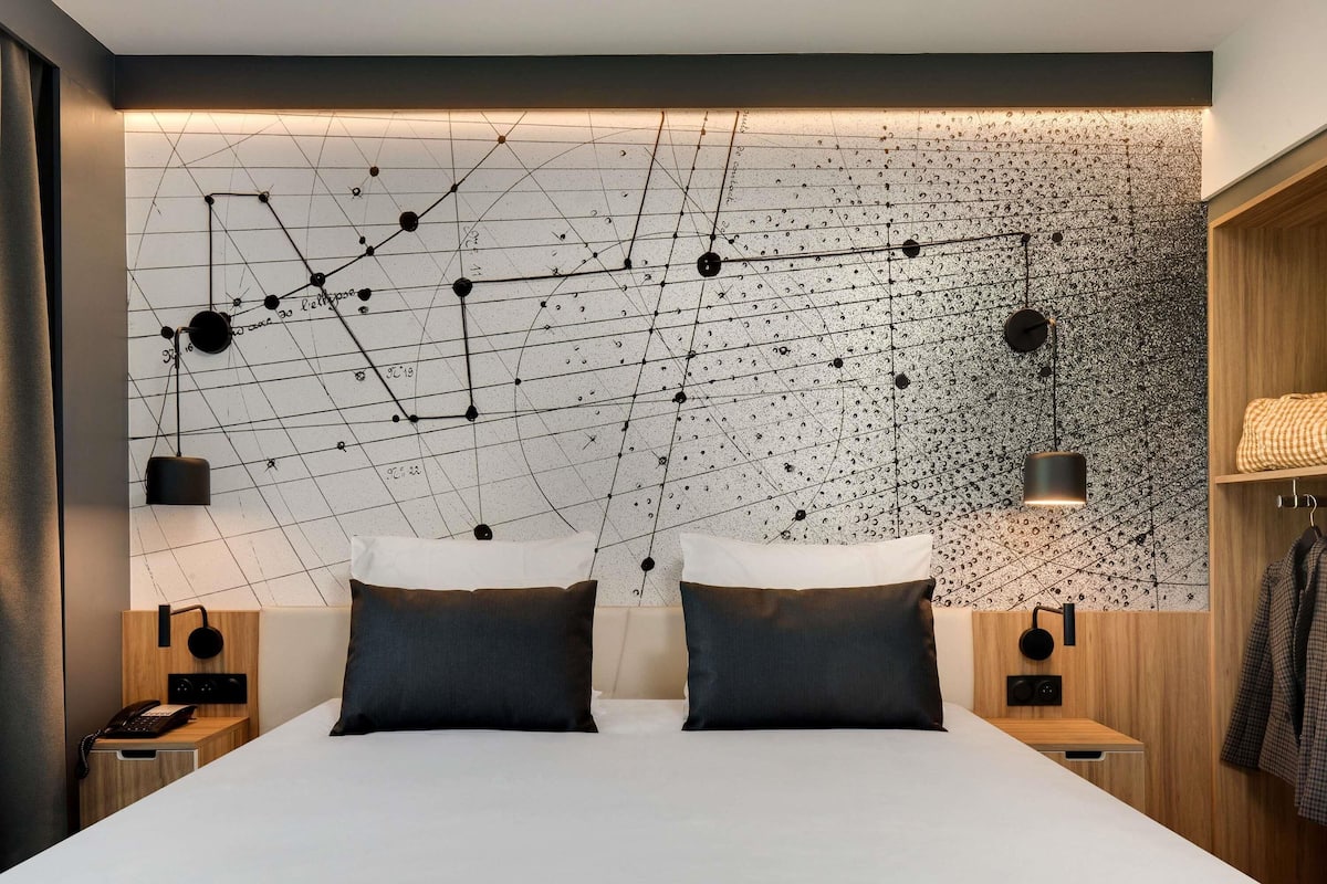 Privilege, Suite, 1 cama doble con sofá cama | Ropa de cama de alta calidad, escritorio, cortinas opacas