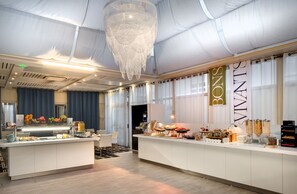 供应早餐和晚餐，法国菜