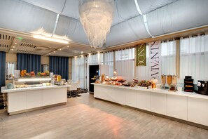 Colazione a buffet, servita tutte le mattine (20 EUR a persona) 
