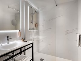 Ropa de cama de alta calidad, escritorio y cortinas blackout