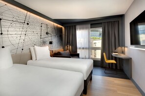 Habitación estándar con 2 camas individuales, 2 camas individuales | Ropa de cama de alta calidad, escritorio, cortinas opacas
