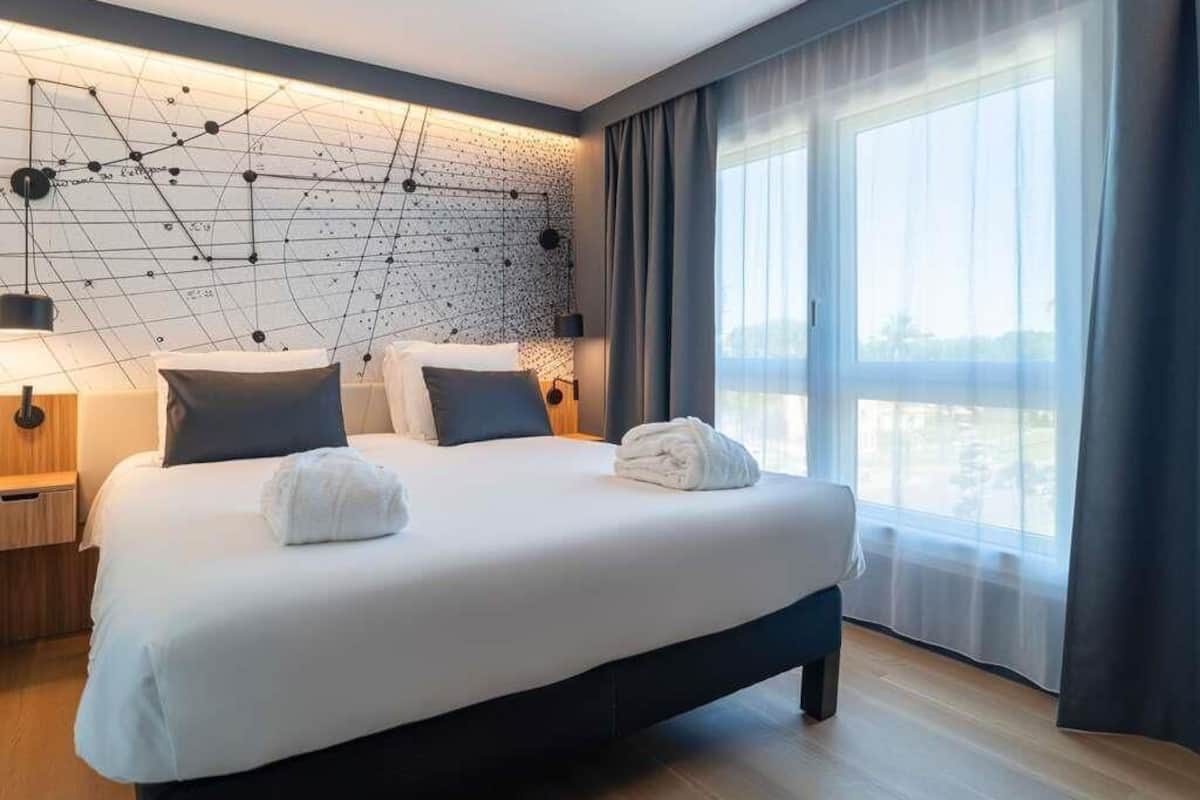 Privilege, Suite, 1 cama matrimonial y sofá cama | Ropa de cama de alta calidad, escritorio y cortinas blackout