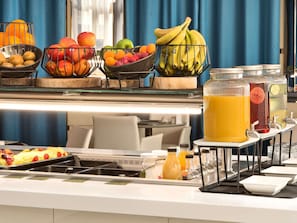Tägliches Frühstücksbuffet (20 EUR pro Person)