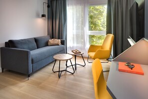 Privilege, Suite, 1 letto matrimoniale con divano letto | Area soggiorno | TV a schermo piatto, libri, film pay-per-view