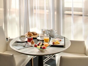 Se ofrece un desayuno bufé todos los días (por un coste adicional)