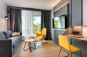 Privilege, Suite, 1 cama doble con sofá cama | Zona de estar | Una televisión de pantalla plana, libros, películas de pago