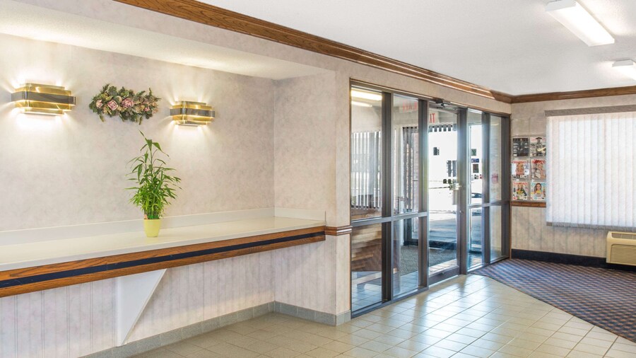 Days Inn by Wyndham Pontoon Beach