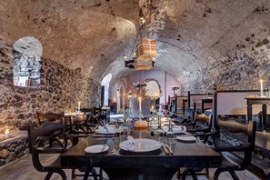 3 restaurants; breakfast, lunch and dinner served  - Vedema, a Luxury Collection Resort, Santorini (Santorini)