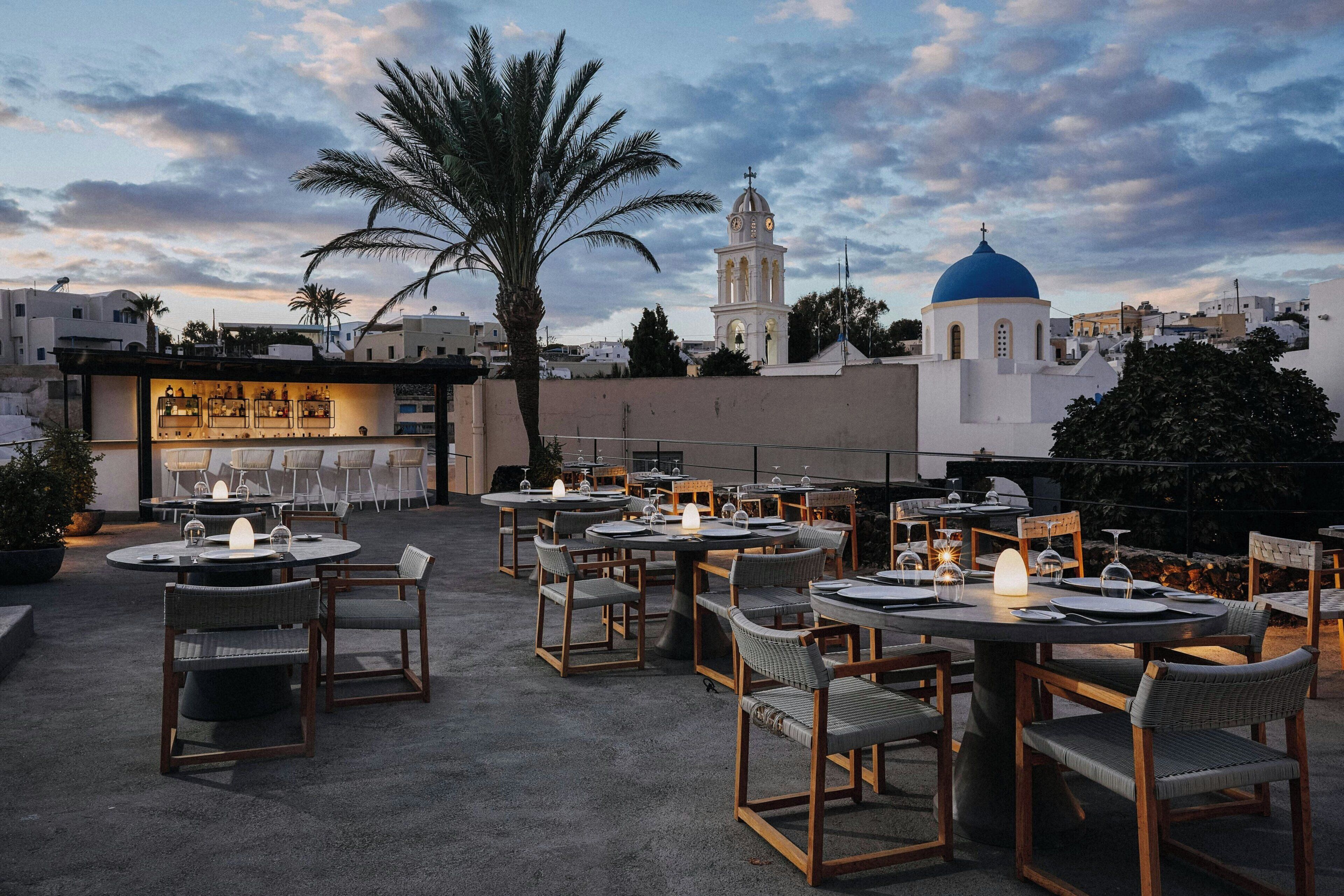 3 restaurants; breakfast, lunch, and dinner served