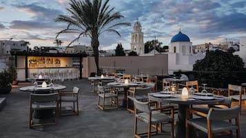3 restaurants; breakfast, lunch, and dinner served