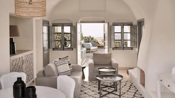 Olympian Villa | Hypo-allergenic bedding, minibar, in-room safe, desk