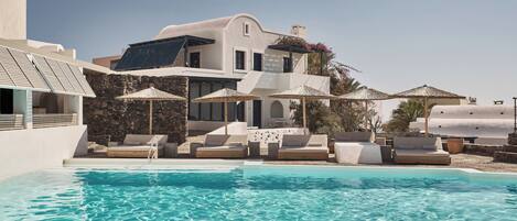 2 ulkouima-allasta, aurinkovarjoja, aurinkotuoleja