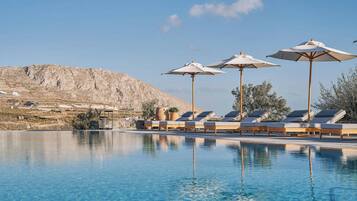 2 utendørsbassenger, bassengparasoller og solsenger