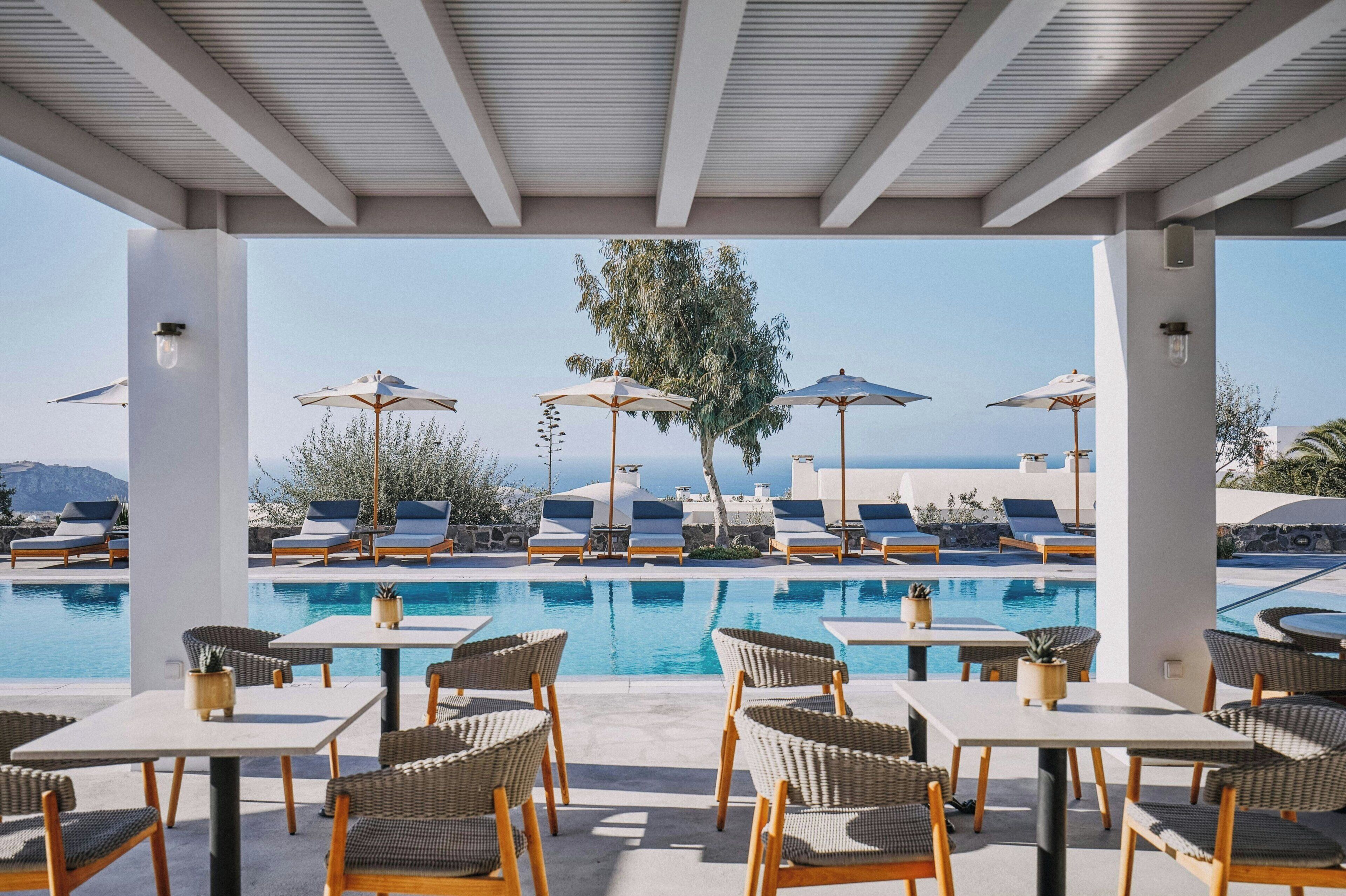 2 bars/lounges, poolside bar