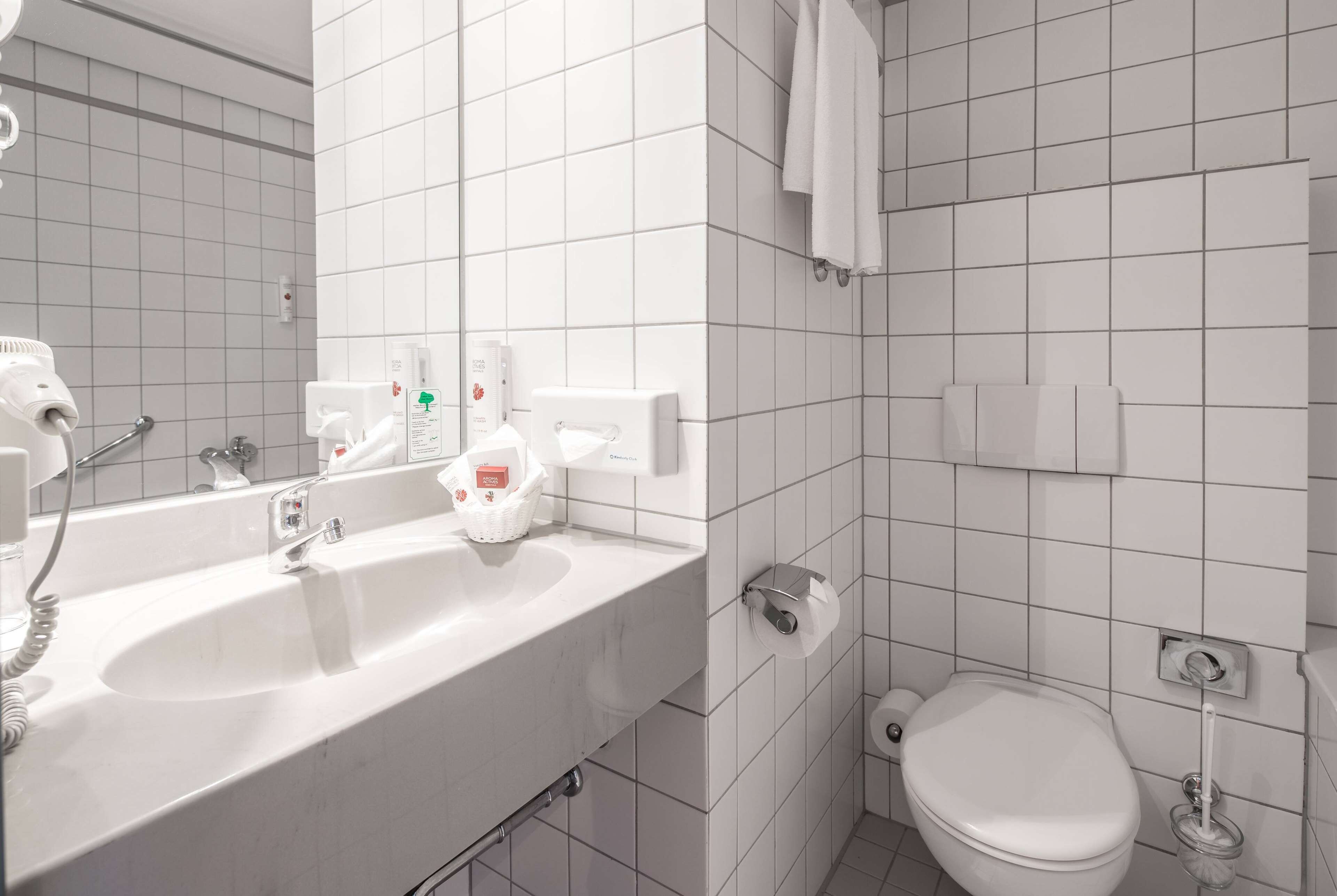 combined shower/bathtub, hair dryer, towels