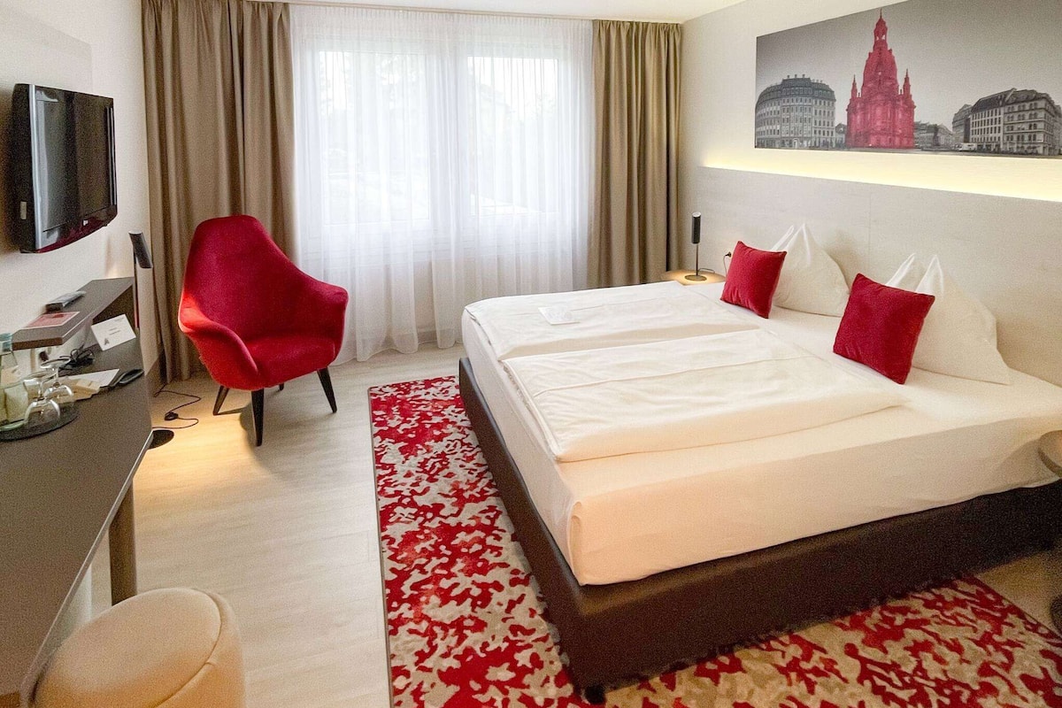 Standard Room (Queen Bed)