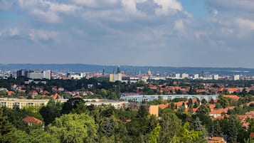 Paesaggio urbano con edifici residenziali e commerciali, una chiesa importante e cielo sereno.