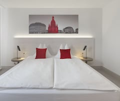 Standard Room (Queen Bed) | Hypo-allergenic bedding, desk, blackout curtains, soundproofing