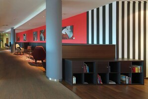 Lobby - Ramada by Wyndham Dresden (Dresden)