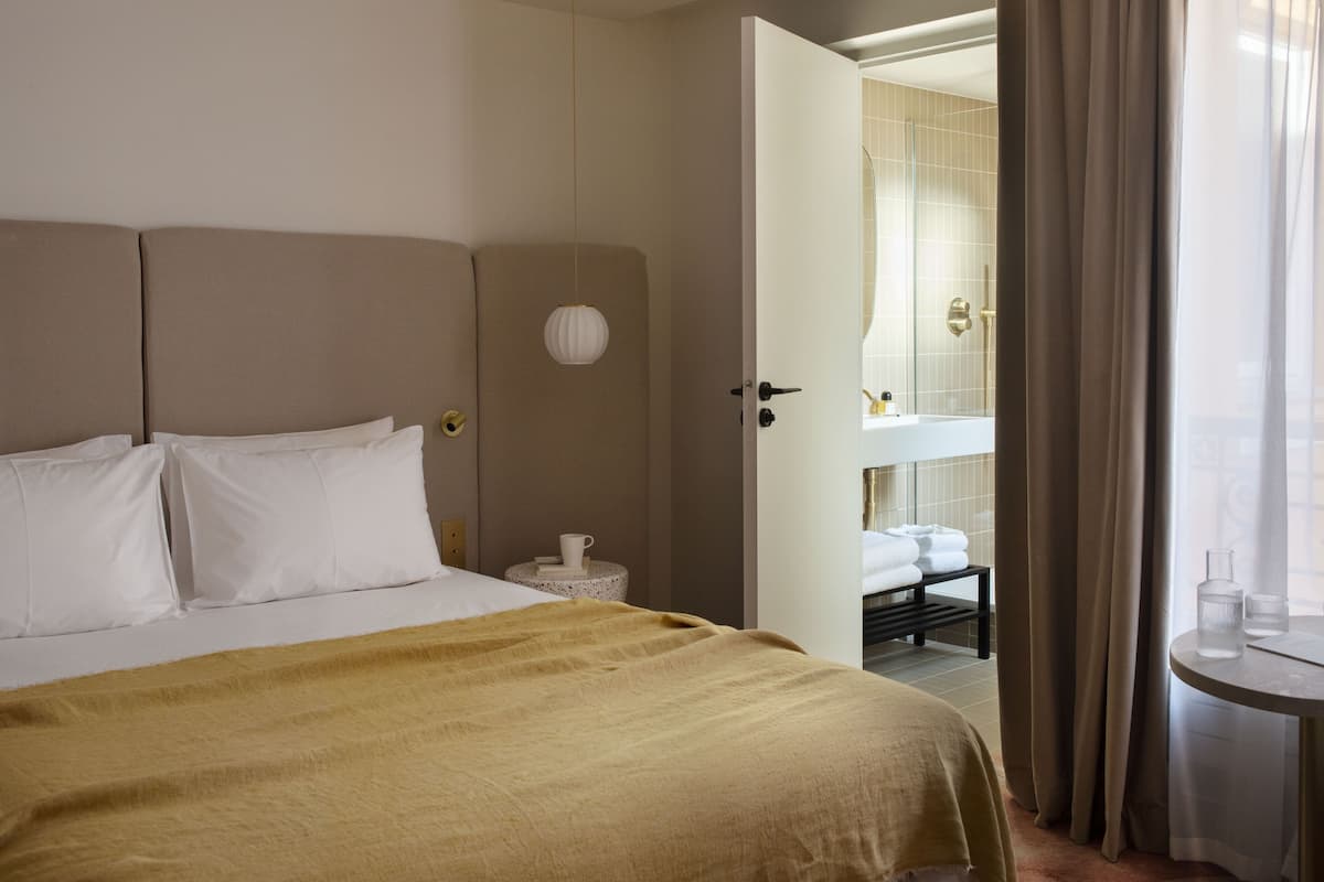 Ropa de cama de alta calidad y caja de seguridad en la habitación