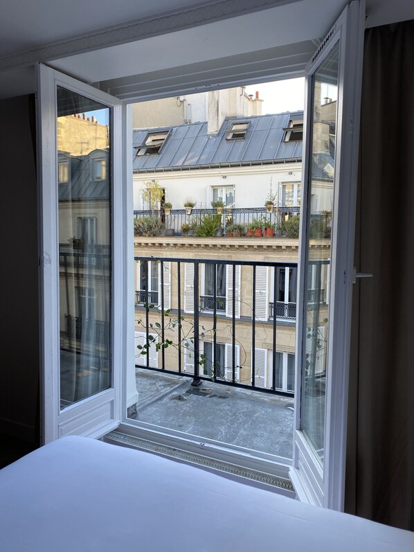 Deluxe Double or Twin Room, Balcony | Premium bedding, in-room safe, individually decorated - Nuage Hôtel (Paris)
