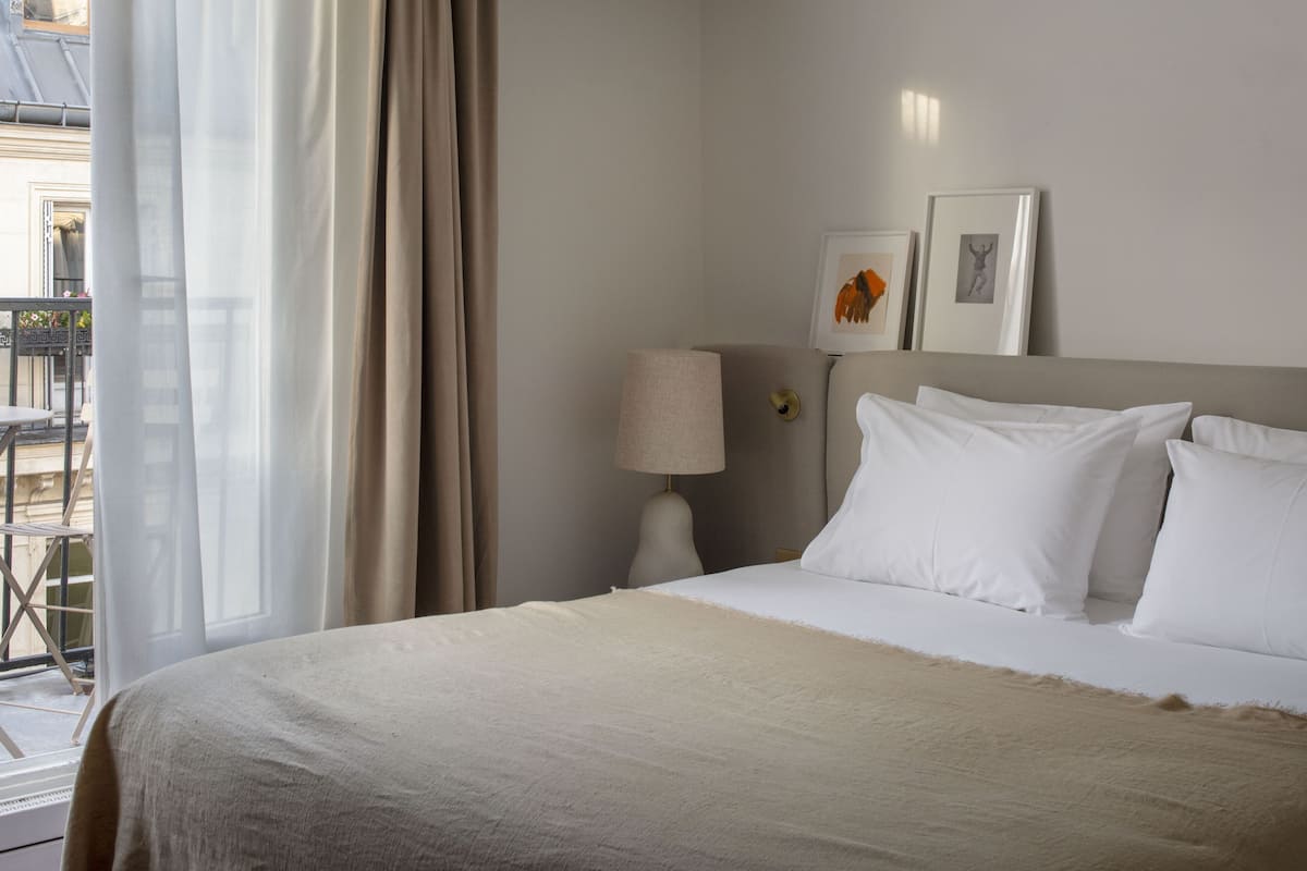 Ropa de cama de alta calidad y caja de seguridad en la habitación