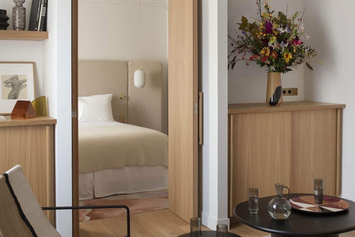 Ropa de cama de alta calidad y caja de seguridad en la habitación