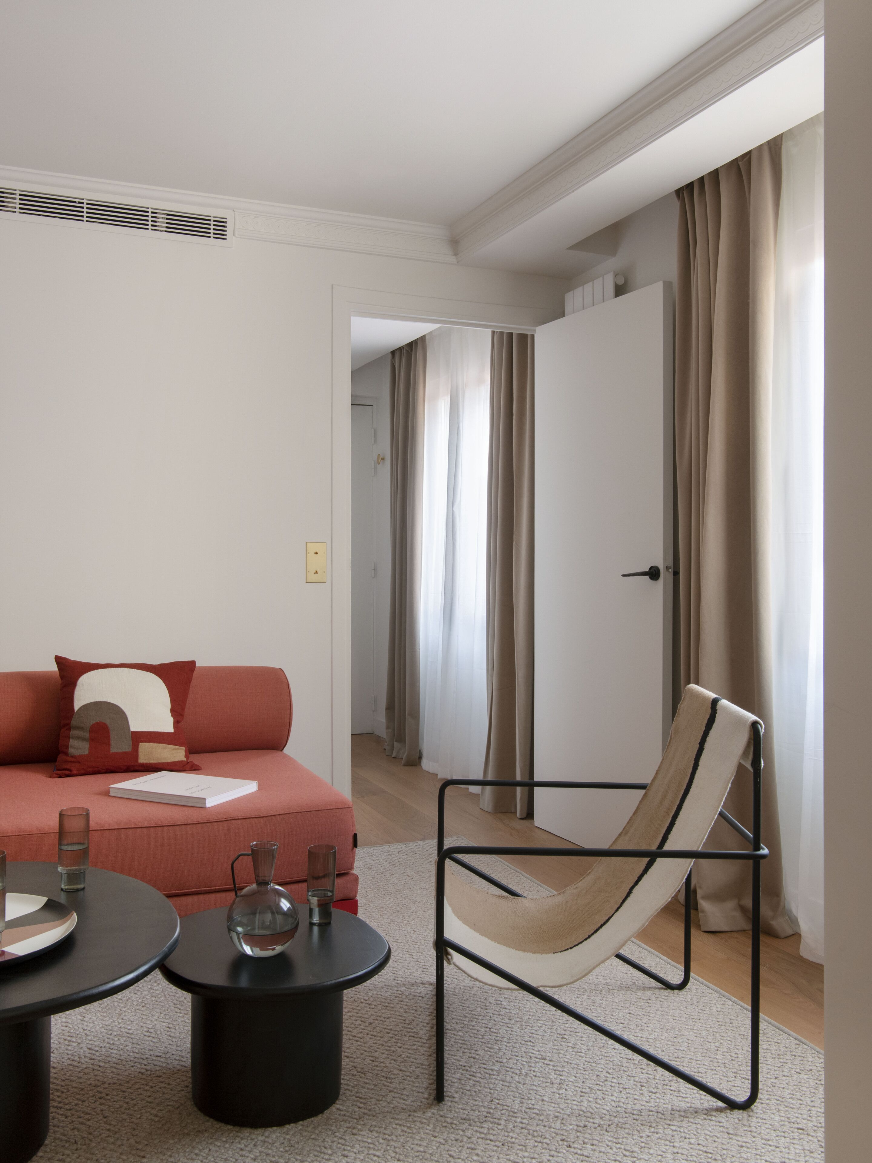 suite | living area | 43-inch flat-screen tv with satellite channels, tv, toys