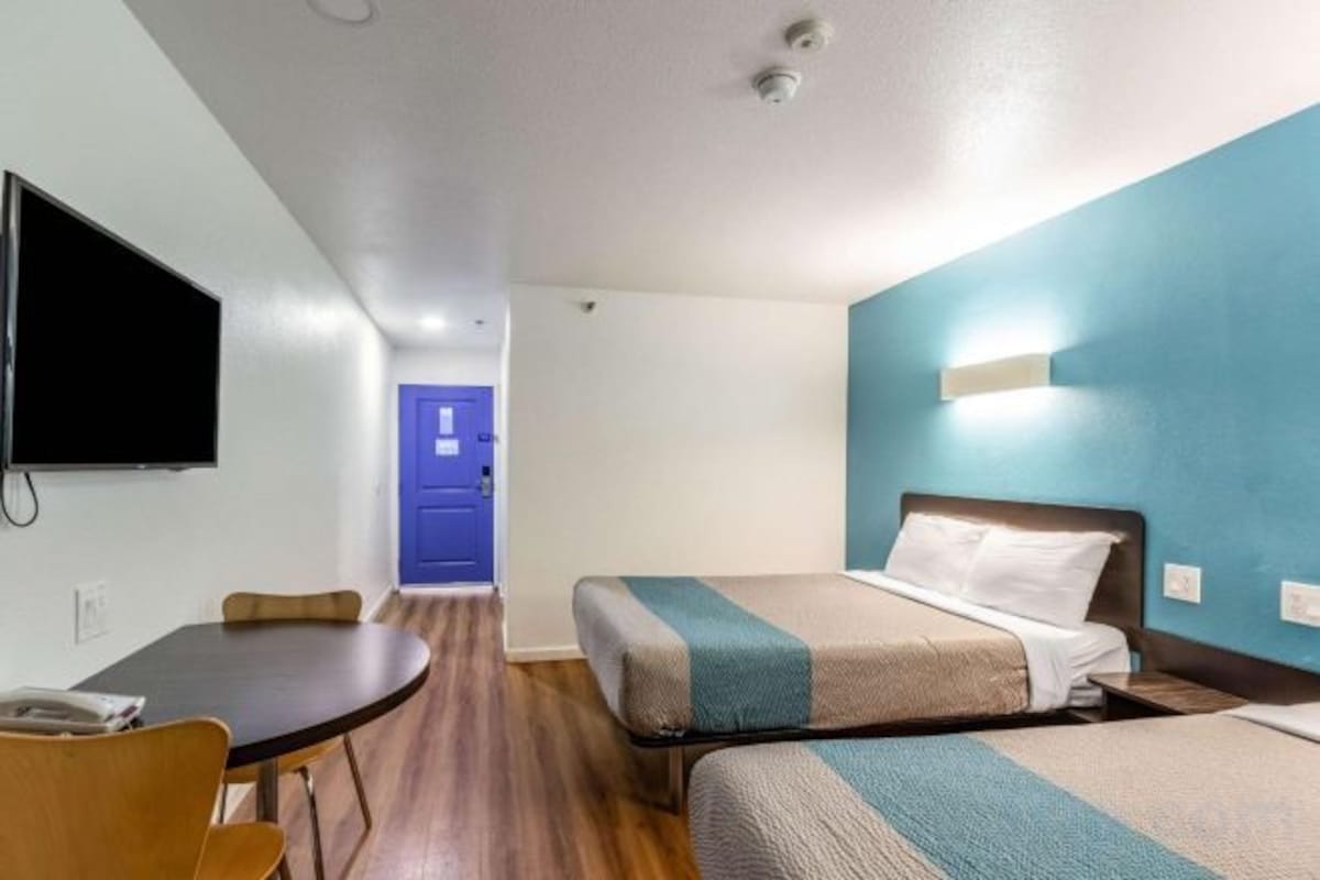 WiFi (free), bed sheets