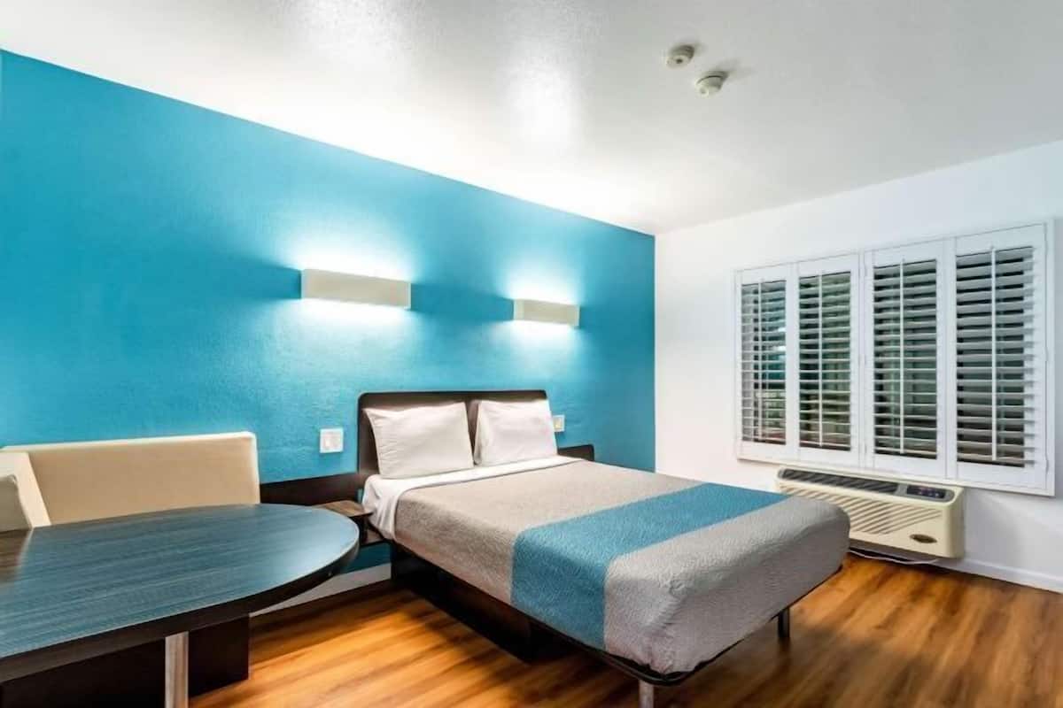 WiFi (free), bed sheets
