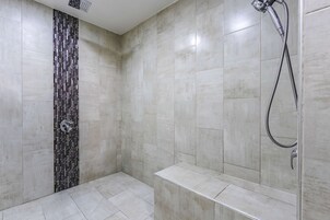 Bañera con ducha, toallas