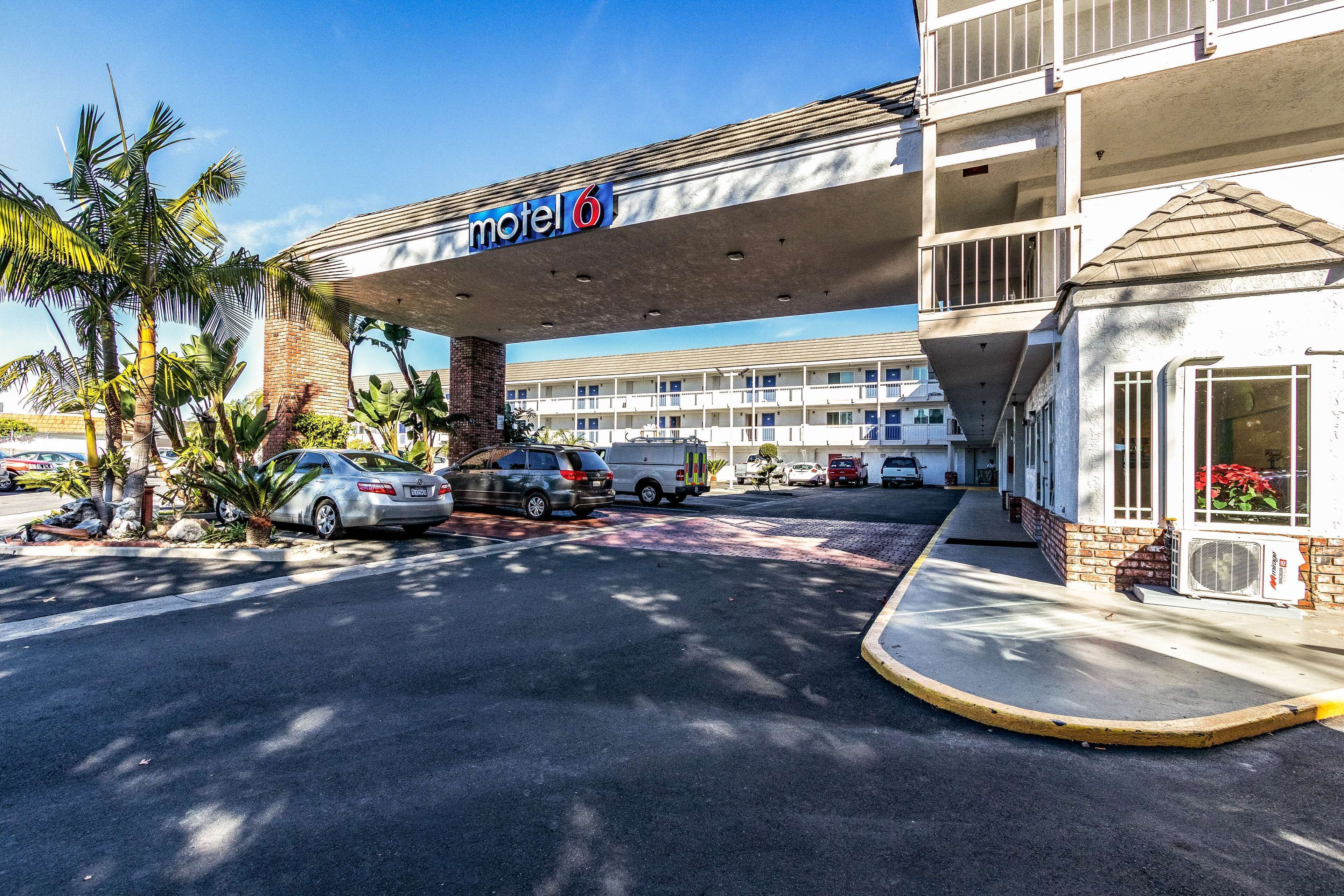 Un motel doté d’un parking couvert, de plusieurs étages et d’une enseigne bien visible.