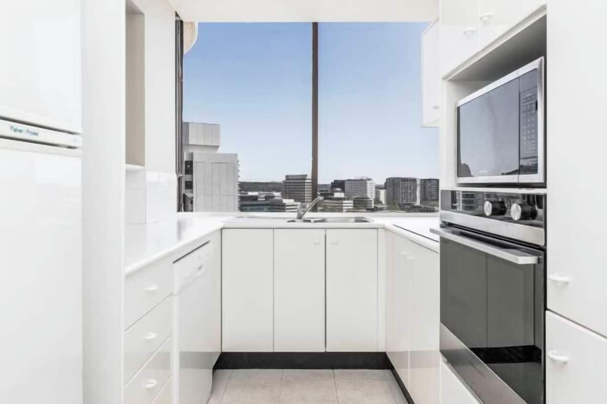 Private kitchen | Fridge, microwave, oven, stovetop