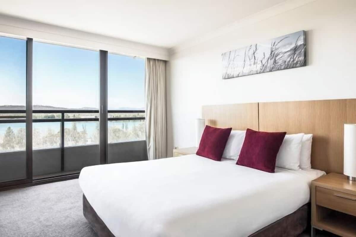 Desk, iron/ironing board, WiFi, bed sheets