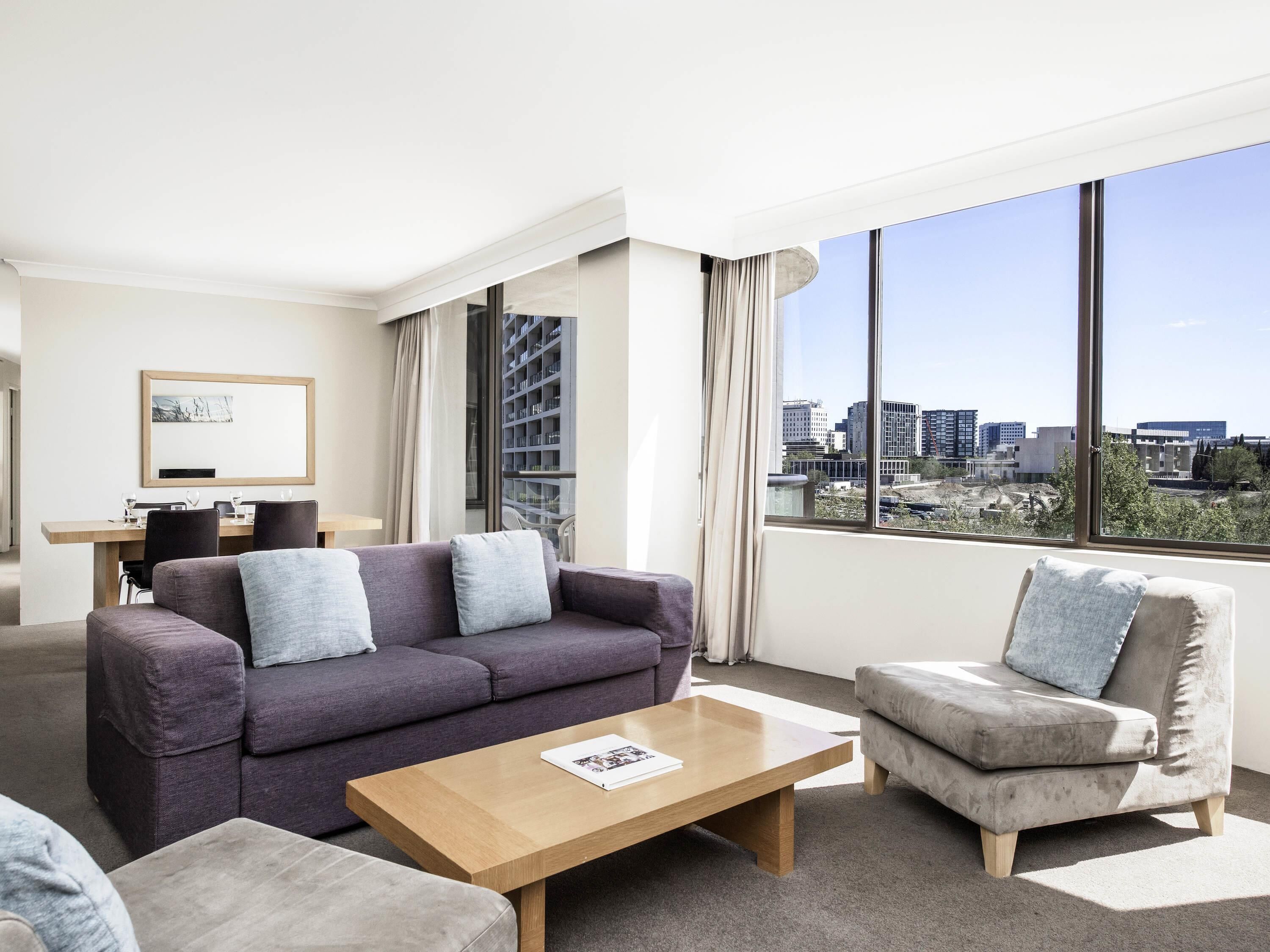 مكتب ومكواة/لوح كي وواي فاي وملاءات أسرّة