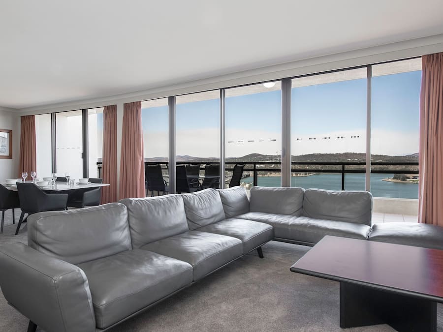 Penthouse, 3 phòng ngủ | Khu phòng khách | TV LCD