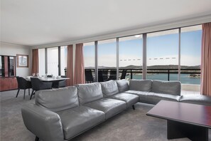 顶层房, 3 间卧室 | 起居区 | 液晶电视