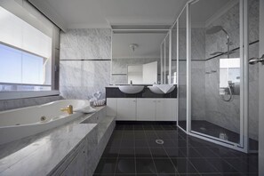Three Bedroom Penthouse | Bathroom | Combined shower/tub, free toiletries, hair dryer, towels