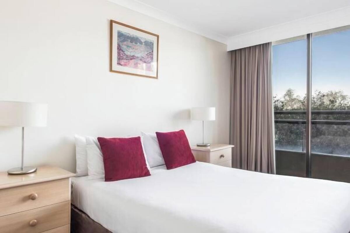 Desk, iron/ironing board, WiFi, bed sheets
