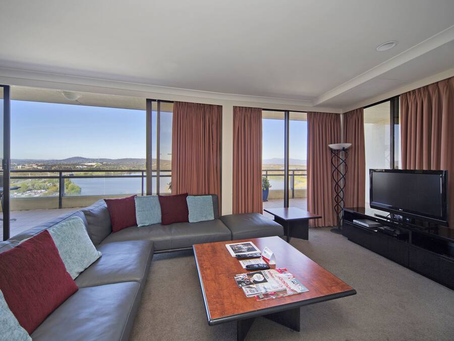 Penthouse, 3 kamar tidur | Ruang keluarga | TV LCD