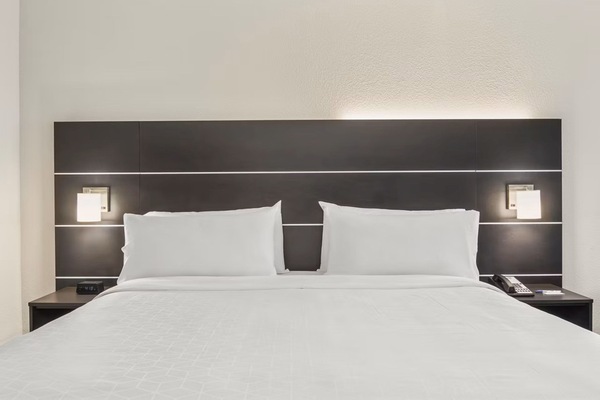 Standard Room, 1 King Bed | In-room safe, desk, iron/ironing board, cribs (free)