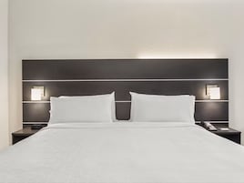 Habitación estándar, 1 cama de matrimonio grande | Caja fuerte, escritorio, tabla de planchar con plancha y cunas gratuitas