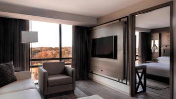 خزنة داخل الغرفة ومكتب وستائر تعتيم ومكواة/لوح كي