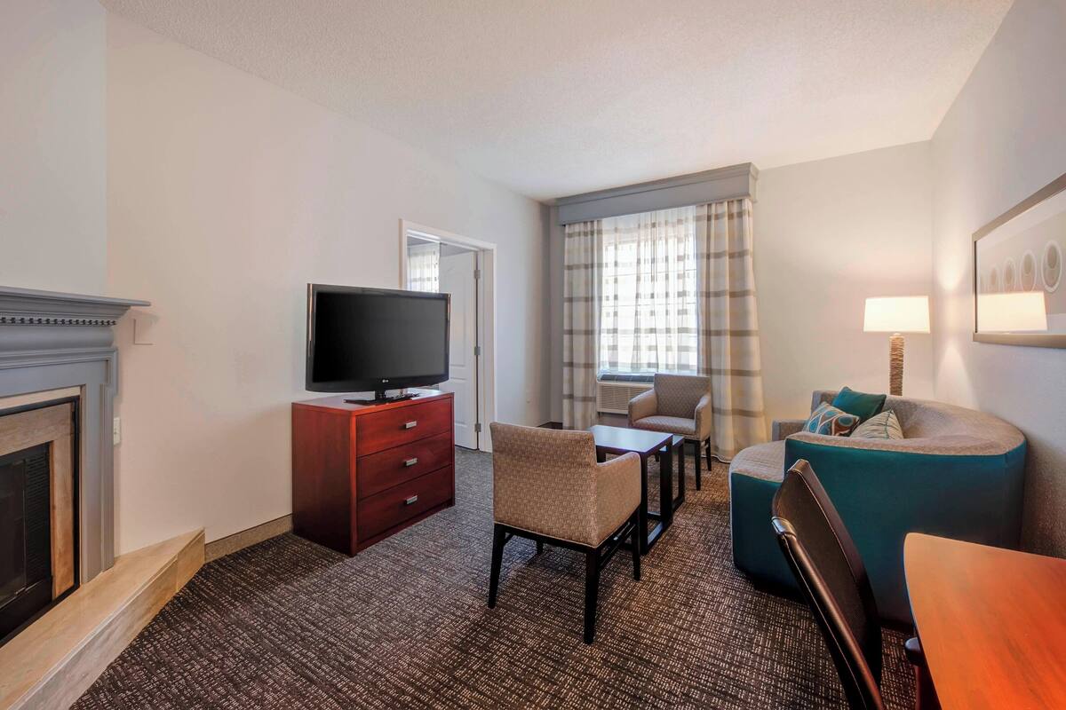 Suite ejecutiva, 1 habitación, no fumadores | Escritorio, tabla de planchar con plancha, wifi gratis y ropa de cama