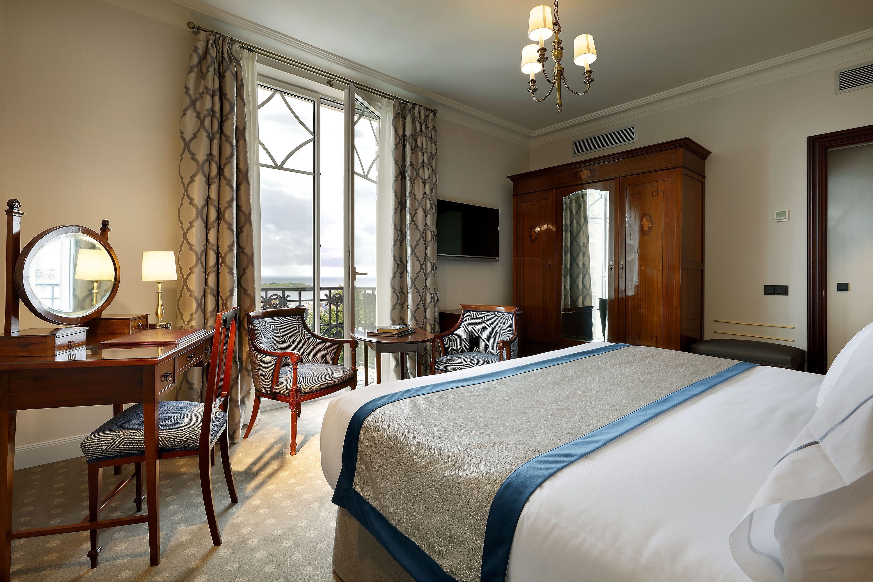 Premium bedding, minibar, in-room safe, desk