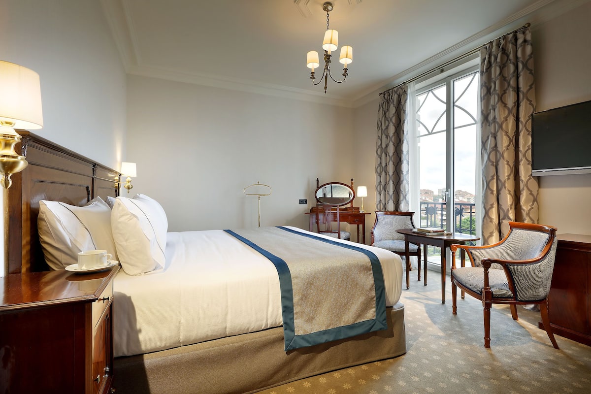 1 bedroom, premium bedding, minibar, in-room safe