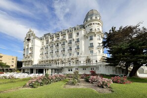 A large, historic building with multiple balconies and a central dome. - Eurostars Hotel Real (Santander)